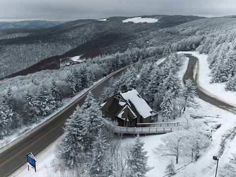 Pedestal House Exterior Winter Lodging